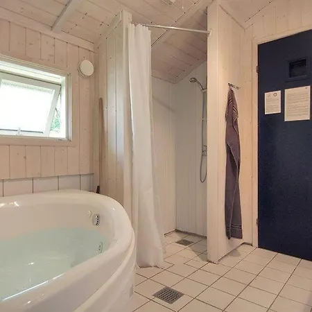 I Marielyst Med Og Sauna, Incl El Og Vand, Taet Pa By Og *
