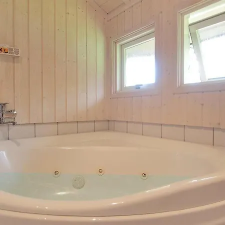 I Marielyst Med Og Sauna, Incl El Og Vand, Taet Pa By Og Semesterbostad Bøtø By